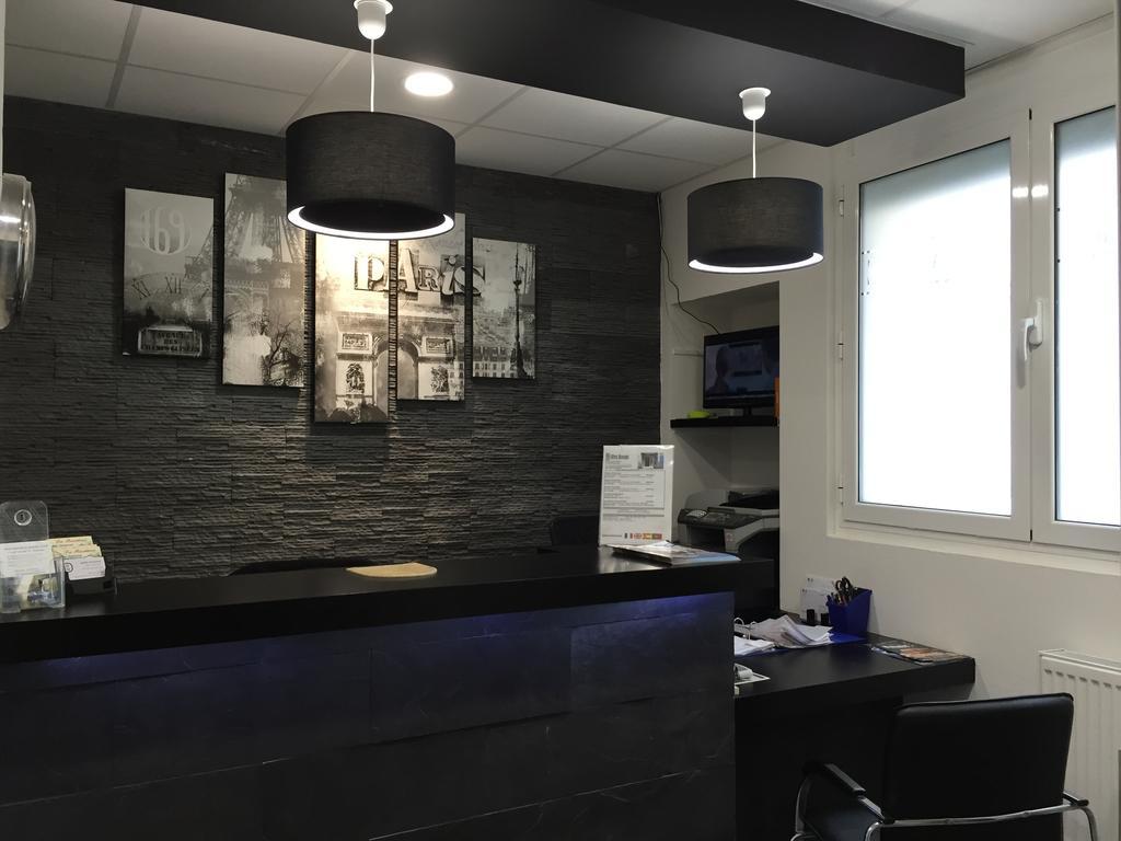 Hotel Moderne Maisons-Alfort Esterno foto Reception area of the clinic