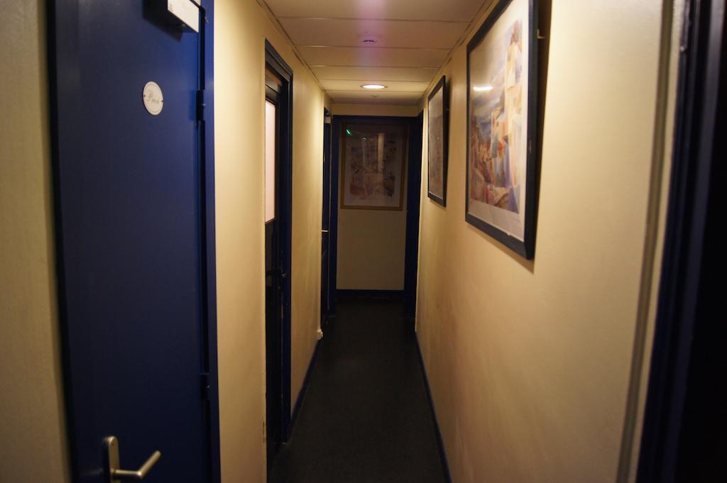 Hotel Moderne Maisons-Alfort Esterno foto A corridor on the ship