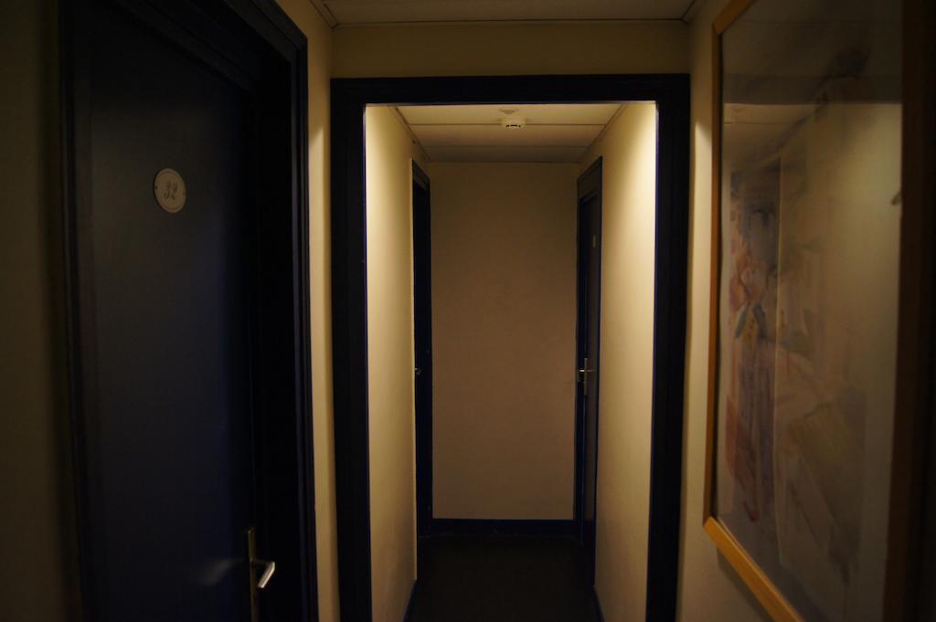 Hotel Moderne Maisons-Alfort Esterno foto A corridor in a hotel