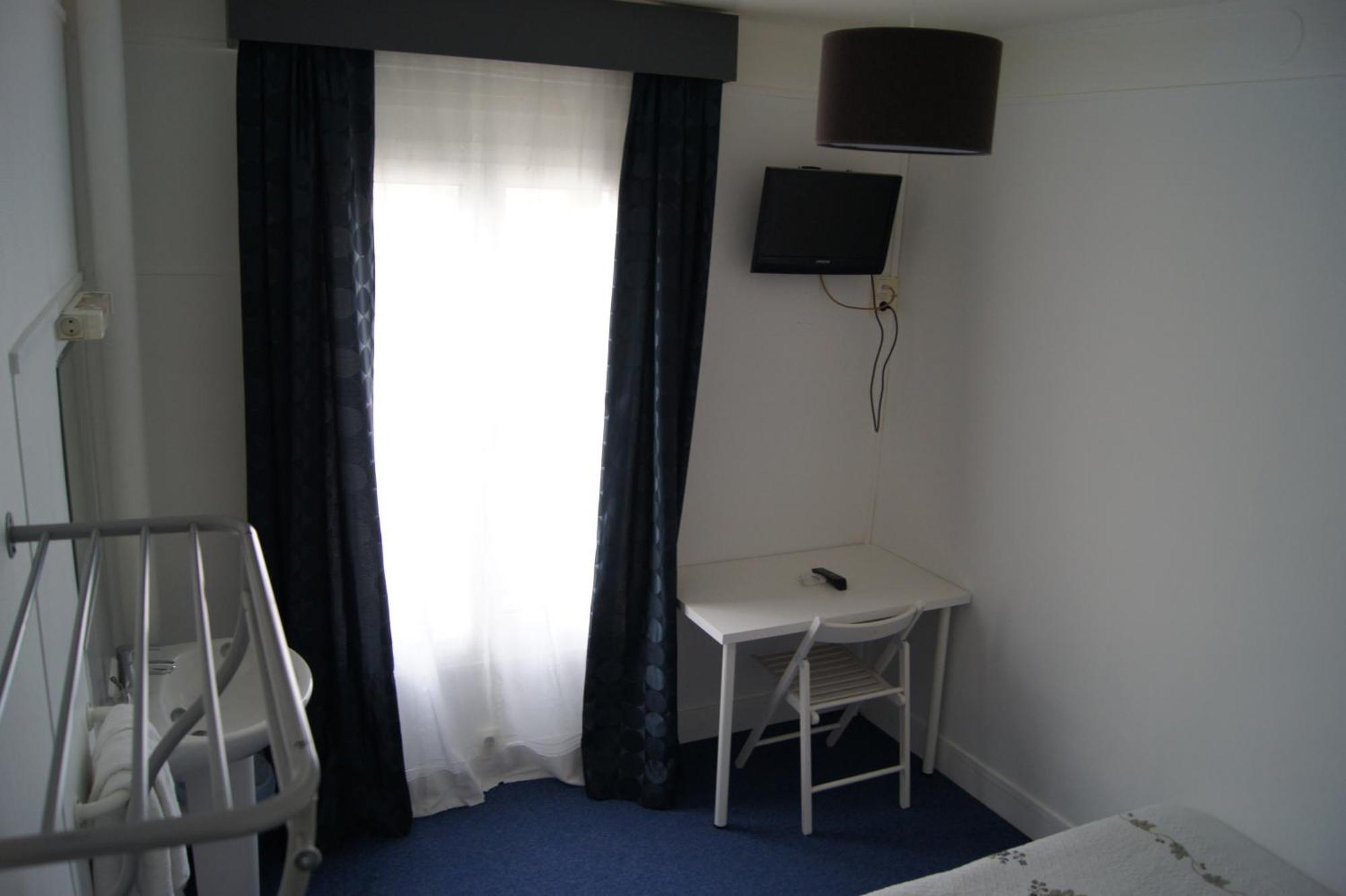 Hotel Moderne Maisons-Alfort Esterno foto A room at the hotel