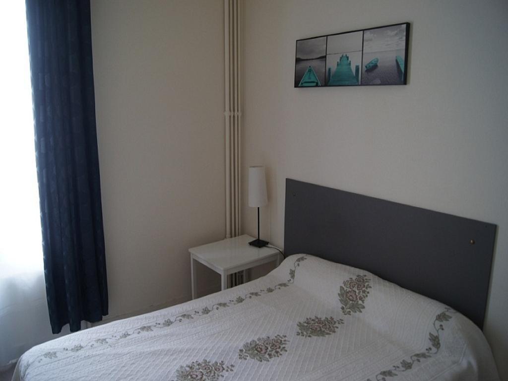 Hotel Moderne Maisons-Alfort Camera foto A bedroom in a typical apartment