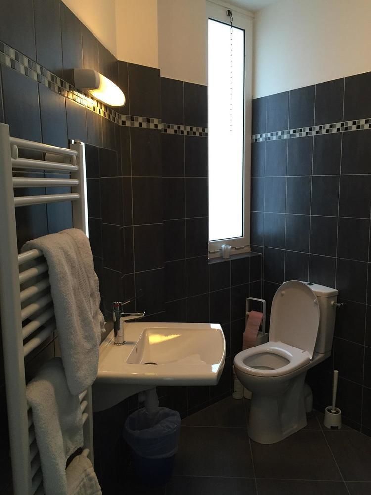 Hotel Moderne Maisons-Alfort Esterno foto Bathroom in a hotel