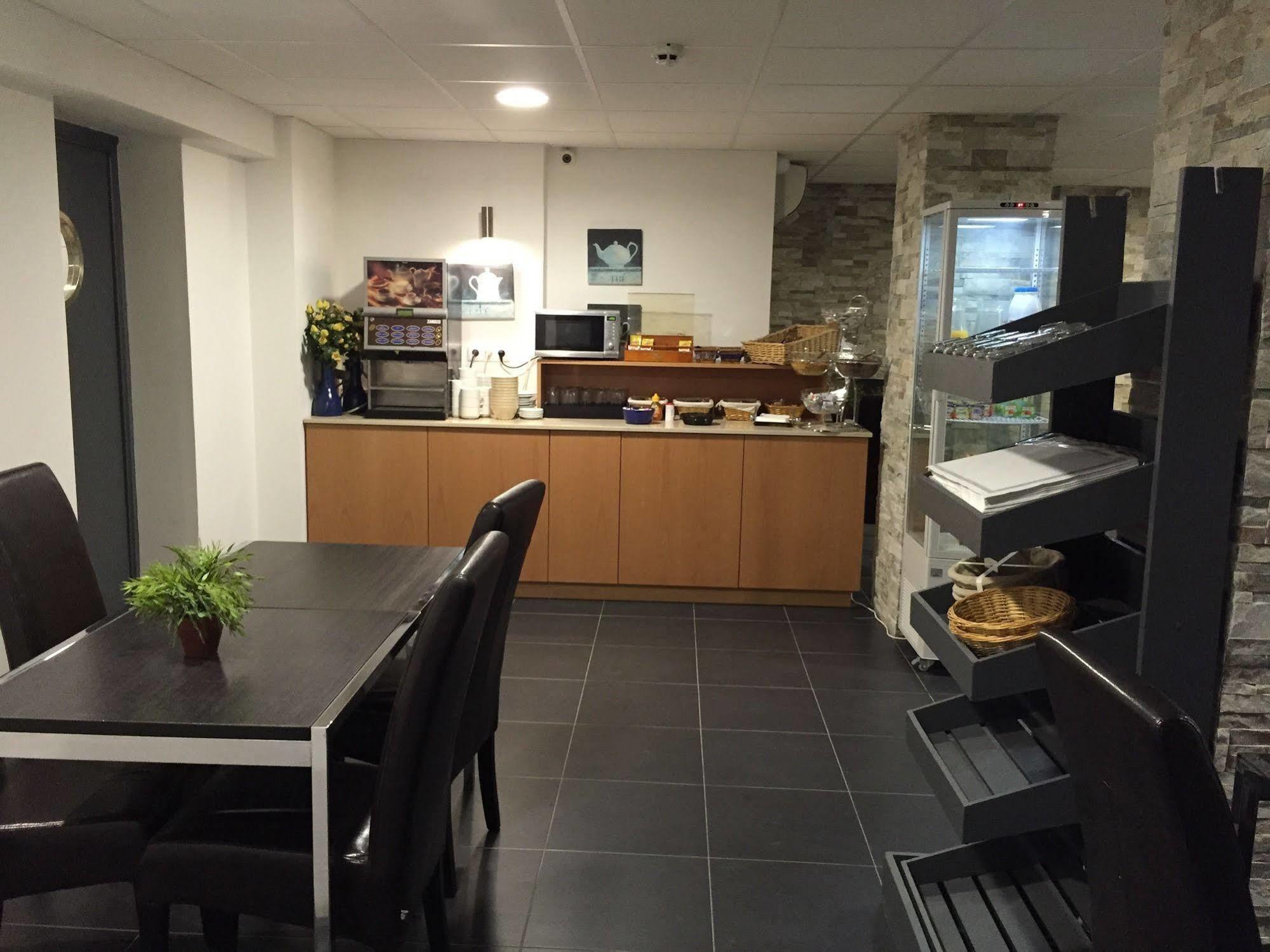 Hotel Moderne Maisons-Alfort Esterno foto The kitchen of the station