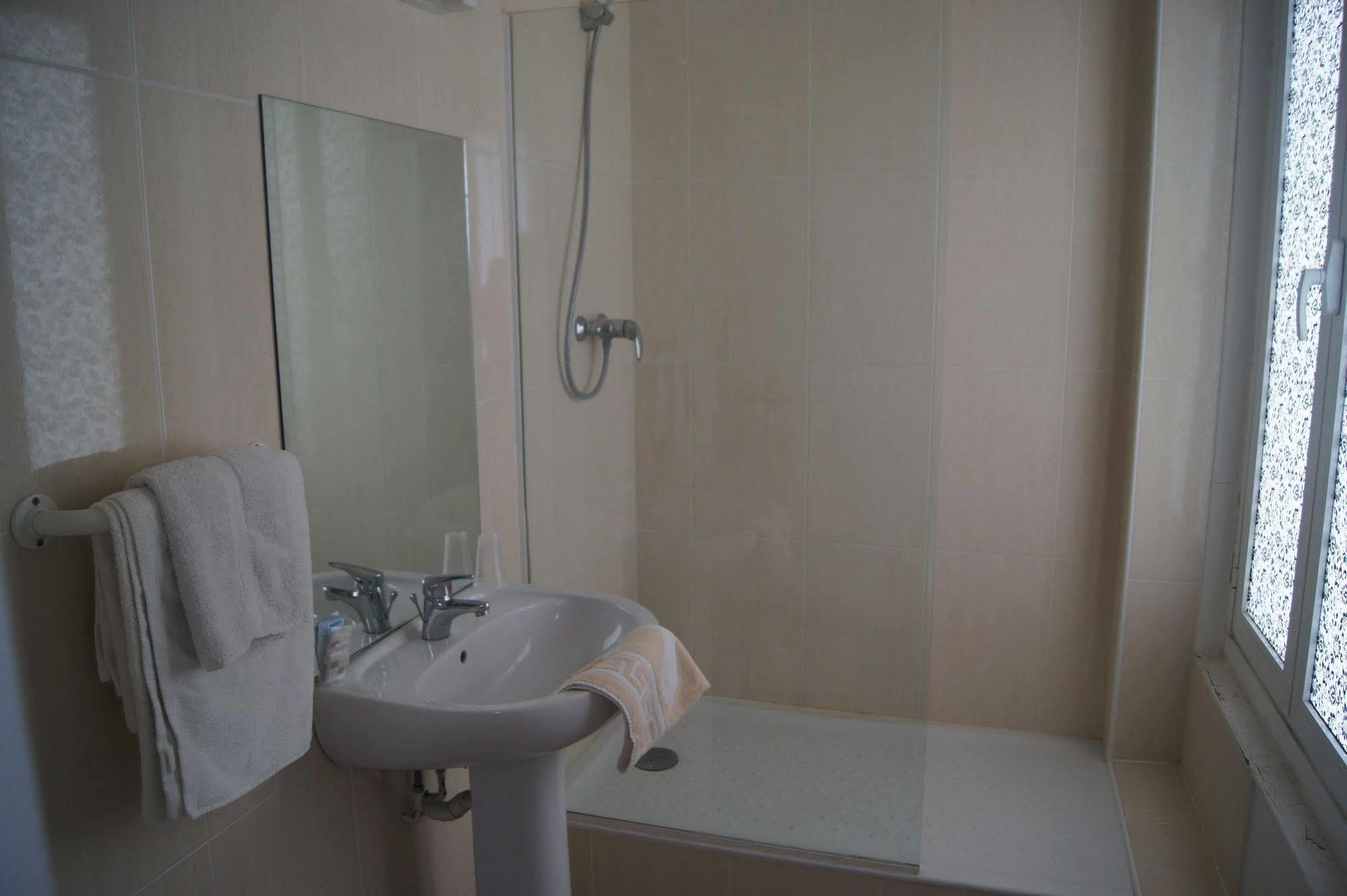 Hotel Moderne Maisons-Alfort Esterno foto A shower cubicle
