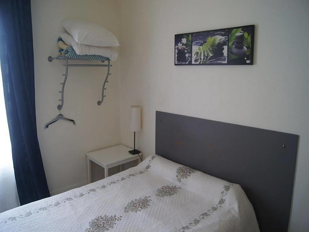 Hotel Moderne Maisons-Alfort Esterno foto A room at the hotel