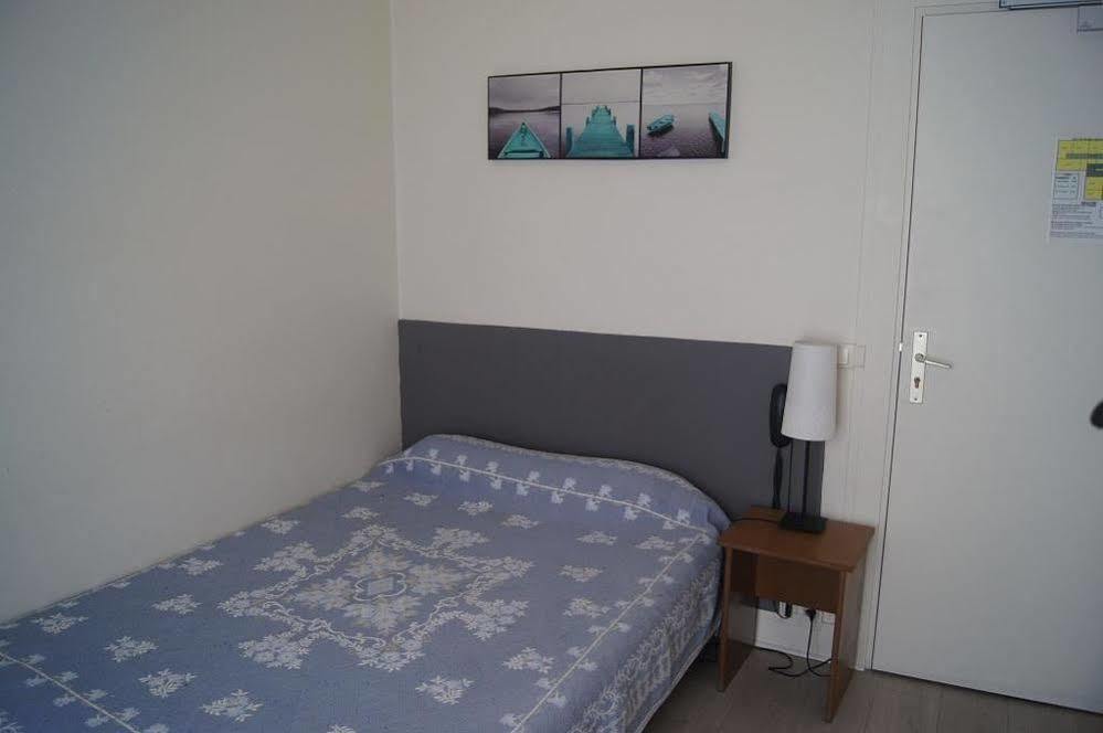 Hotel Moderne Maisons-Alfort Esterno foto A bedroom in a typical apartment